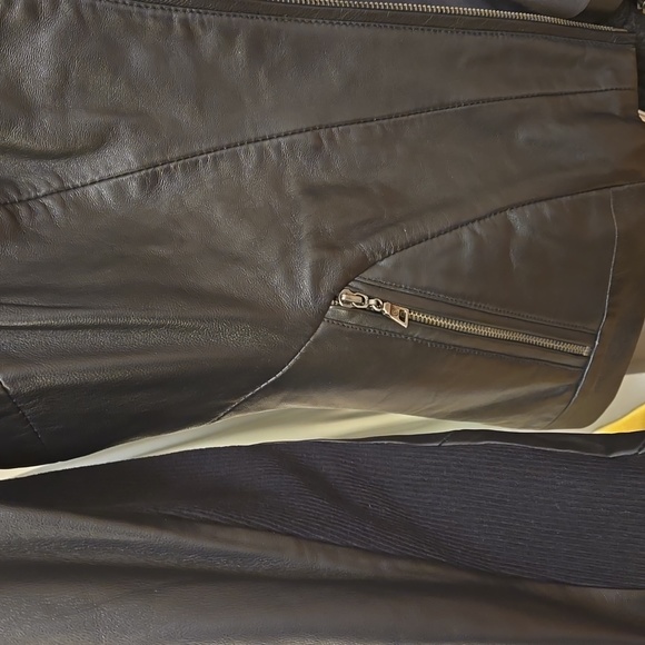 Moving Sale: NWT $549 100% gorgeously soft leather jacket, 90s vintage inspired - Picture 3 of 9